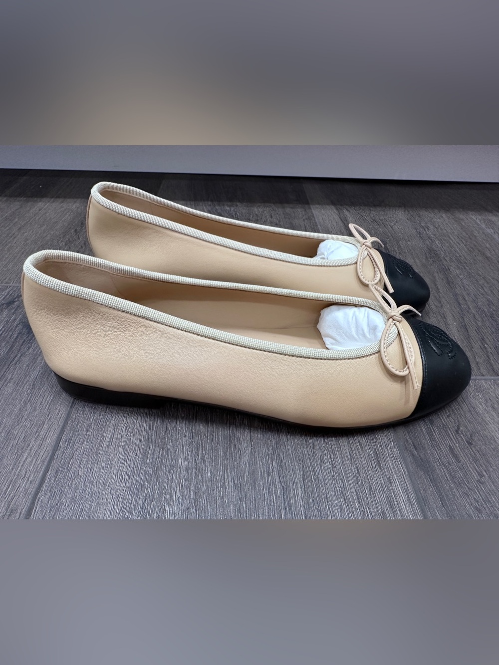 CHANEL CLASSIC CC LOGO BEIGE & BLACK LEATHER BALLET FLATS SHOES Size 37 - Picture 3 of 16